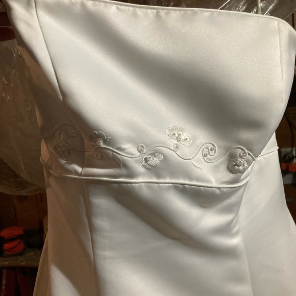 Beautiful White Strapless Wedding Gown - Picture 3 of 7